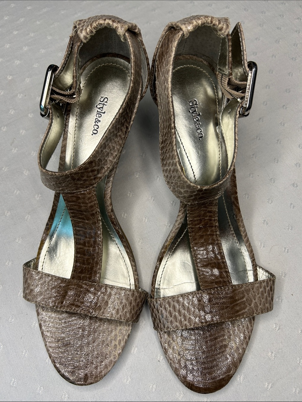 Style & Co. size8 Brown animal print T-Strap Heeled Sandals with Metallic Insole